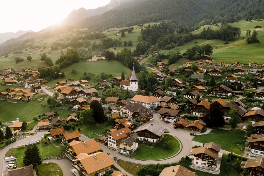 Erlenbach im Simmental, Bern: Dorfansicht eingebettet in die Bergwelt Luftaufnahme Kirche von Erlenbach