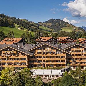 Sicht von oben auf das Golfhotel Les Hauts de Gstaad &amp; SPA.