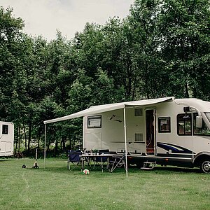 Zwei Camper auf Campingplatz